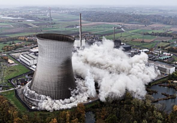 Конец эпохи: в Германии взорвали градирни остановленной АЭС Гундремминген