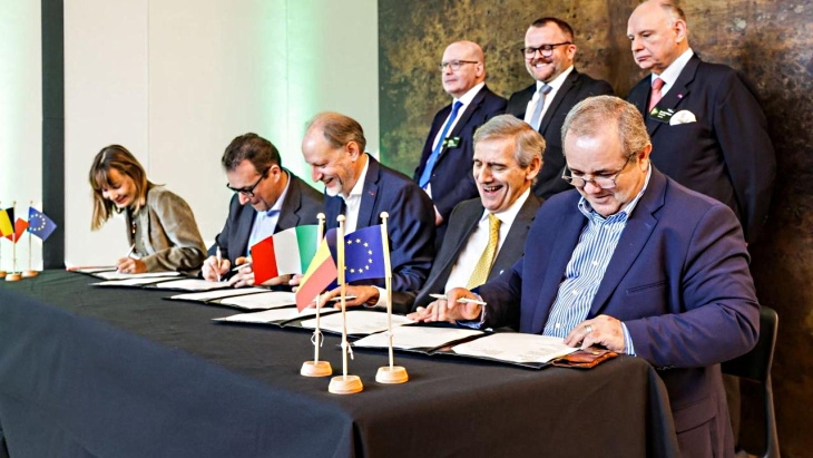 51f058bcffd9038f8c81f6070f2f4951